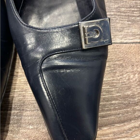 Salvatore Ferragamo Vintage Italian Leather Pumps Size 8.5 Navy Blue Silver Logo - Picture 4 of 9